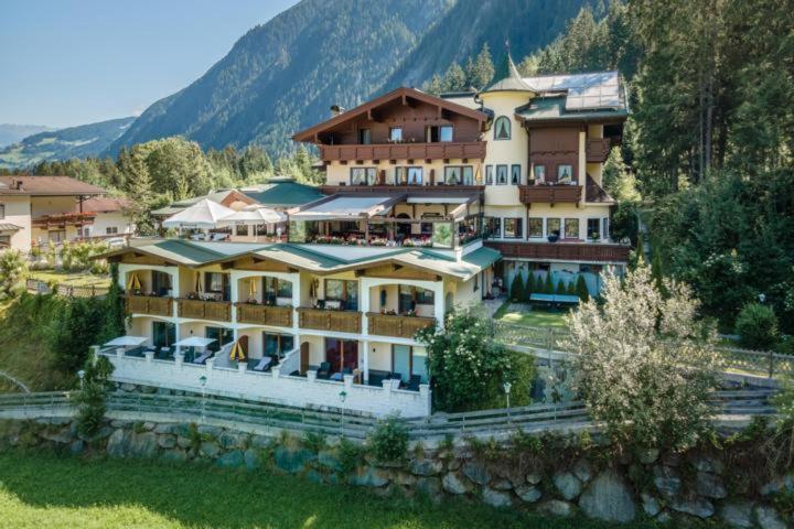 Hotel Laendenhof Superior Mayrhofen Exterior photo