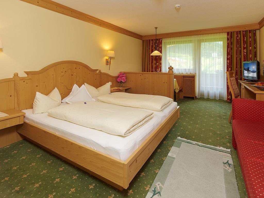 Hotel Laendenhof Superior Mayrhofen Room photo