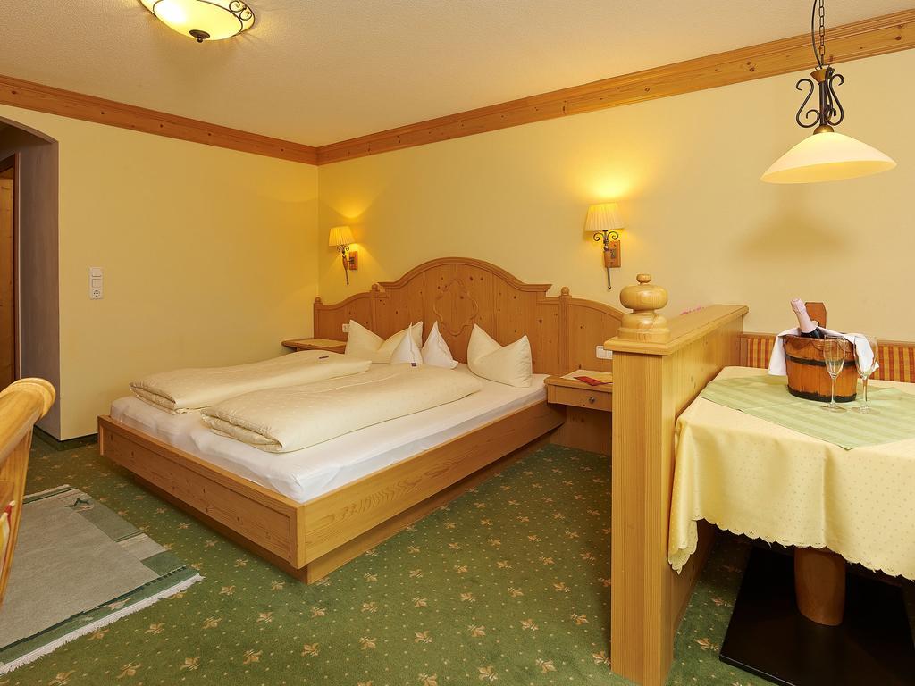 Hotel Laendenhof Superior Mayrhofen Room photo
